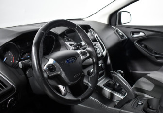 Подержанный автомобиль Ford Focus Hatchback 2013 года (10 фото)