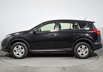 Подержанный автомобиль Toyota RAV4 2015 года (8 фото)