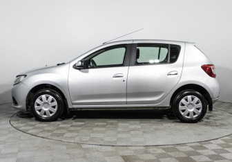 Подержанный автомобиль Renault Sandero 2016 года (8 фото)