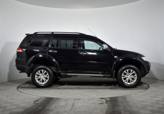 Подержанный автомобиль Mitsubishi Pajero Sport 2014 года (4 фото)