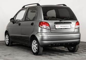 Подержанный автомобиль Daewoo Matiz 2013 года (10 фото)
