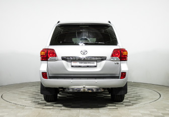 Подержанный автомобиль Toyota Land Cruiser Suv 2014 года (6 фото)