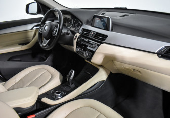 Подержанный автомобиль BMW X1 2017 года (13 фото)