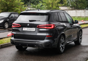 Подержанный автомобиль BMW X5 2019 года (6 фото)