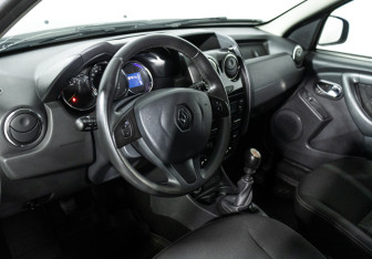 Подержанный автомобиль Renault Duster 2017 года (11 фото)
