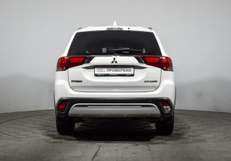 Подержанный автомобиль Mitsubishi Outlander 2019 года (6 фото)