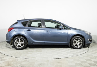 Подержанный автомобиль Opel Astra Hatchback 2013 года (4 фото)