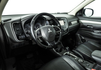 Подержанный автомобиль Mitsubishi Outlander 2013 года (11 фото)