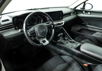 Подержанный автомобиль Kia K5 2021 года (11 фото)