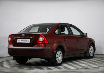 Подержанный автомобиль Ford Focus Sedan 2006 года (5 фото)