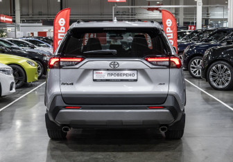 Подержанный автомобиль Toyota RAV4 2021 года (9 фото)