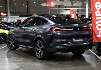 Подержанный автомобиль BMW X6 2022 года (11 фото)