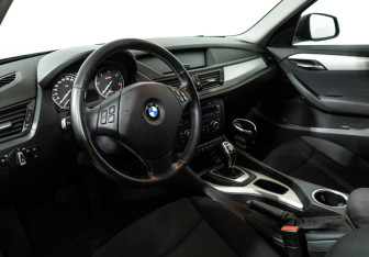Подержанный автомобиль BMW X1 2012 года (11 фото)