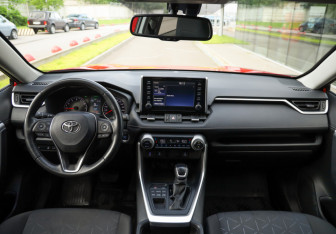 Подержанный автомобиль Toyota RAV4 2021 года (11 фото)
