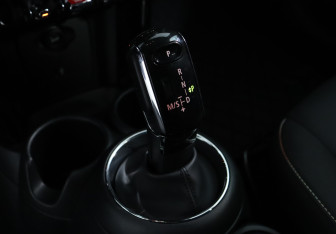Подержанный автомобиль MINI Hatch 2019 года (16 фото)