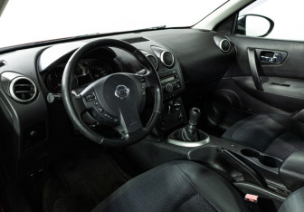 Подержанный автомобиль Nissan Qashqai 2007 года (11 фото)