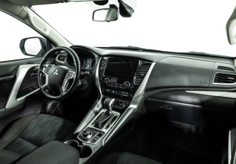 Подержанный автомобиль Mitsubishi Pajero Sport 2018 года (9 фото)