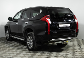 Подержанный автомобиль Mitsubishi Pajero Sport 2017 года (7 фото)