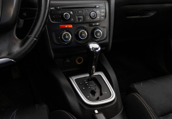 Подержанный автомобиль Citroen C4 Hatchback 2012 года (13 фото)