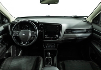 Подержанный автомобиль Mitsubishi Outlander 2021 года (13 фото)