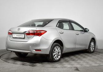 Подержанный автомобиль Toyota Corolla Sedan 2015 года (5 фото)