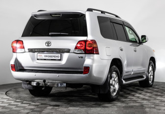 Подержанный автомобиль Toyota Land Cruiser Suv 2012 года (6 фото)