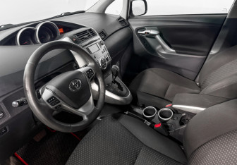 Подержанный автомобиль Toyota Verso 2010 года (9 фото)