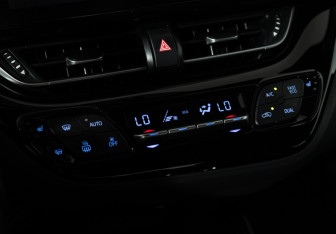 Подержанный автомобиль Toyota C-HR 2019 года (17 фото)