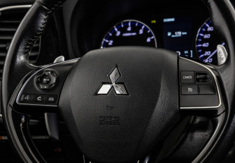 Подержанный автомобиль Mitsubishi Outlander 2015 года (12 фото)