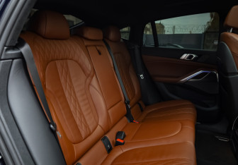 Подержанный автомобиль BMW X6 2021 года (12 фото)