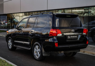 Подержанный автомобиль Toyota Land Cruiser Suv 2013 года (7 фото)