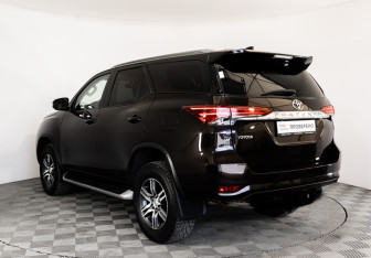 Подержанный автомобиль Toyota Fortuner 2018 года (7 фото)
