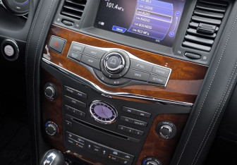 Подержанный автомобиль Infiniti QX80 2017 года (32 фото)