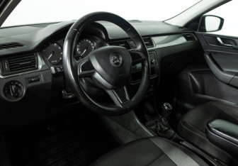 Подержанный автомобиль Skoda Rapid Liftback 2014 года (11 фото)