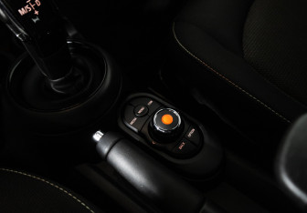 Подержанный автомобиль MINI Hatch 2021 года (18 фото)