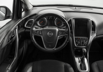 Подержанный автомобиль Opel Astra Hatchback 2012 года (11 фото)