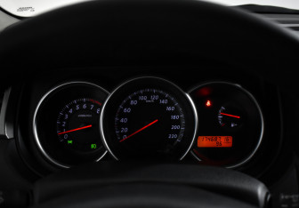 Подержанный автомобиль Nissan Tiida Hatchback 2011 года (16 фото)