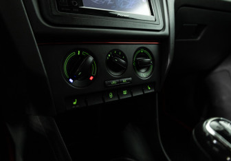 Подержанный автомобиль Skoda Rapid Liftback 2014 года (15 фото)