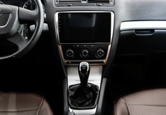 Подержанный автомобиль Skoda Octavia Liftback 2010 года (12 фото)