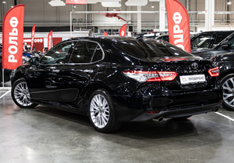 Подержанный автомобиль Toyota Camry Sedan 2020 года (10 фото)
