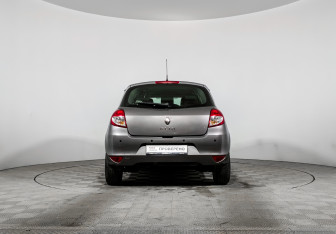 Подержанный автомобиль Renault Clio Hatchback 2010 года (6 фото)