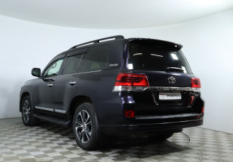 Подержанный автомобиль Toyota Land Cruiser Suv 2019 года (8 фото)