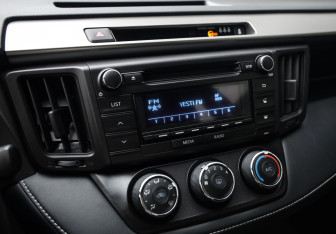 Подержанный автомобиль Toyota RAV4 2015 года (14 фото)