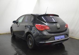 Подержанный автомобиль Opel Astra Hatchback 2013 года (7 фото)