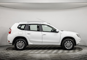 Подержанный автомобиль Nissan Terrano 2017 года (4 фото)