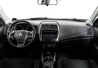 Подержанный автомобиль Mitsubishi ASX 2012 года (10 фото)