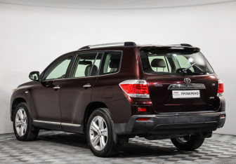 Подержанный автомобиль Toyota Highlander 2011 года (7 фото)