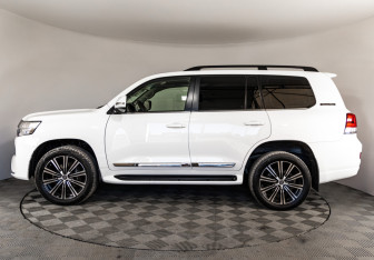 Подержанный автомобиль Toyota Land Cruiser Suv 2016 года (8 фото)