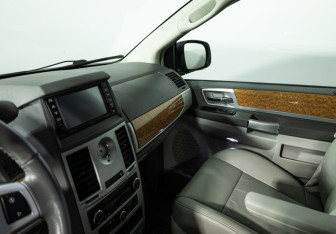 Подержанный автомобиль Chrysler Voyager 2008 года (19 фото)