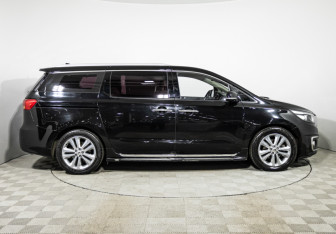 Подержанный автомобиль Kia Carnival 2017 года (4 фото)